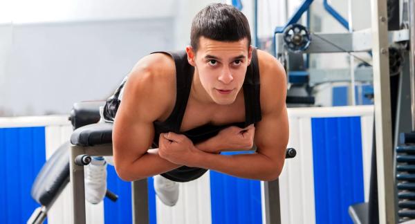 7 вариантов гиперэкстензий для укрепления спины и выравнивания осанки (видео)